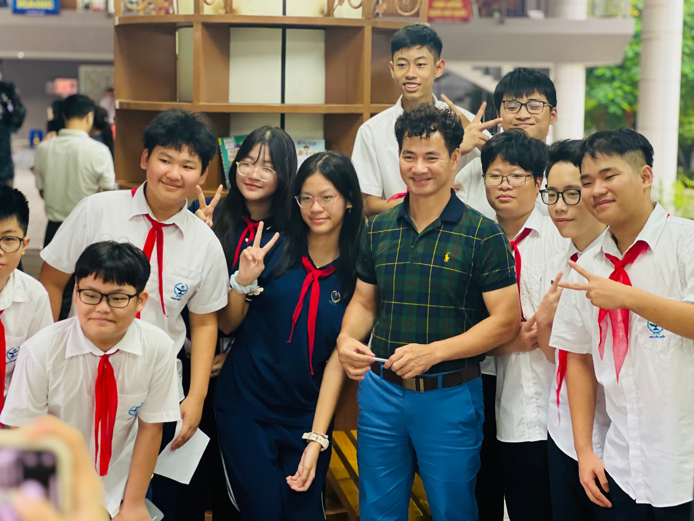 Giám đốc Nhà hát Kịch Việt Nam tranh thủ giao lưu, chụp hình với một số học sinh phía sau sân khấu. Dù lịch trình bận rộn, NSND Xuân Bắc khẳng định anh luôn cố gắng dành thời gian cho những chương trình ý nghĩa, đặc biệt là chương trình kêu gọi các nguồn lực xã hội chung tay giúp đỡ học sinh vùng cao chịu nhiều thiệt hại sau cơn bão số 3 và đợt lũ lụt lịch sử.