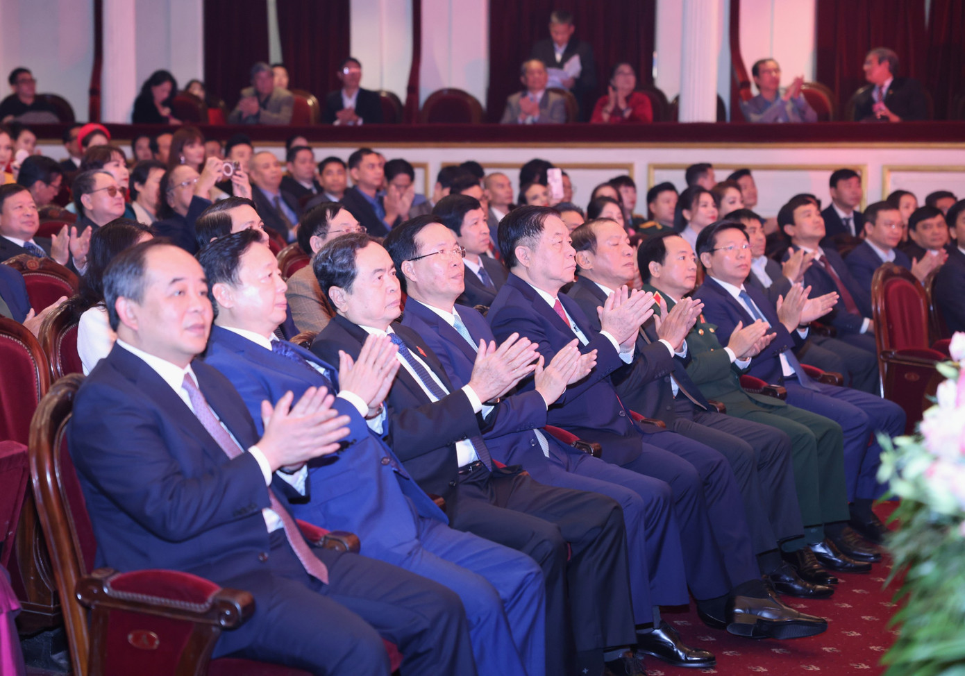 Dự lễ trao tặng còn có Ủy viên Bộ Chính trị, Phó Chủ tịch Thường trực Quốc hội Trần Thanh Mẫn, Bí thư T.Ư Đảng, Trưởng Ban Tuyên giáo T.Ư Nguyễn Trọng Nghĩa, Ủy viên BCH T.Ư Đảng, Phó Thủ tướng Chính phủ Trần Hồng Hà, Ủy viên BCH T.Ư Đảng, Bộ trưởng Bộ VHTTDL Nguyễn Văn Hùng, các lãnh đạo các bộ, ban, ngành, các đoàn thể chính trị - xã hội... cùng đông đảo nghệ sĩ.