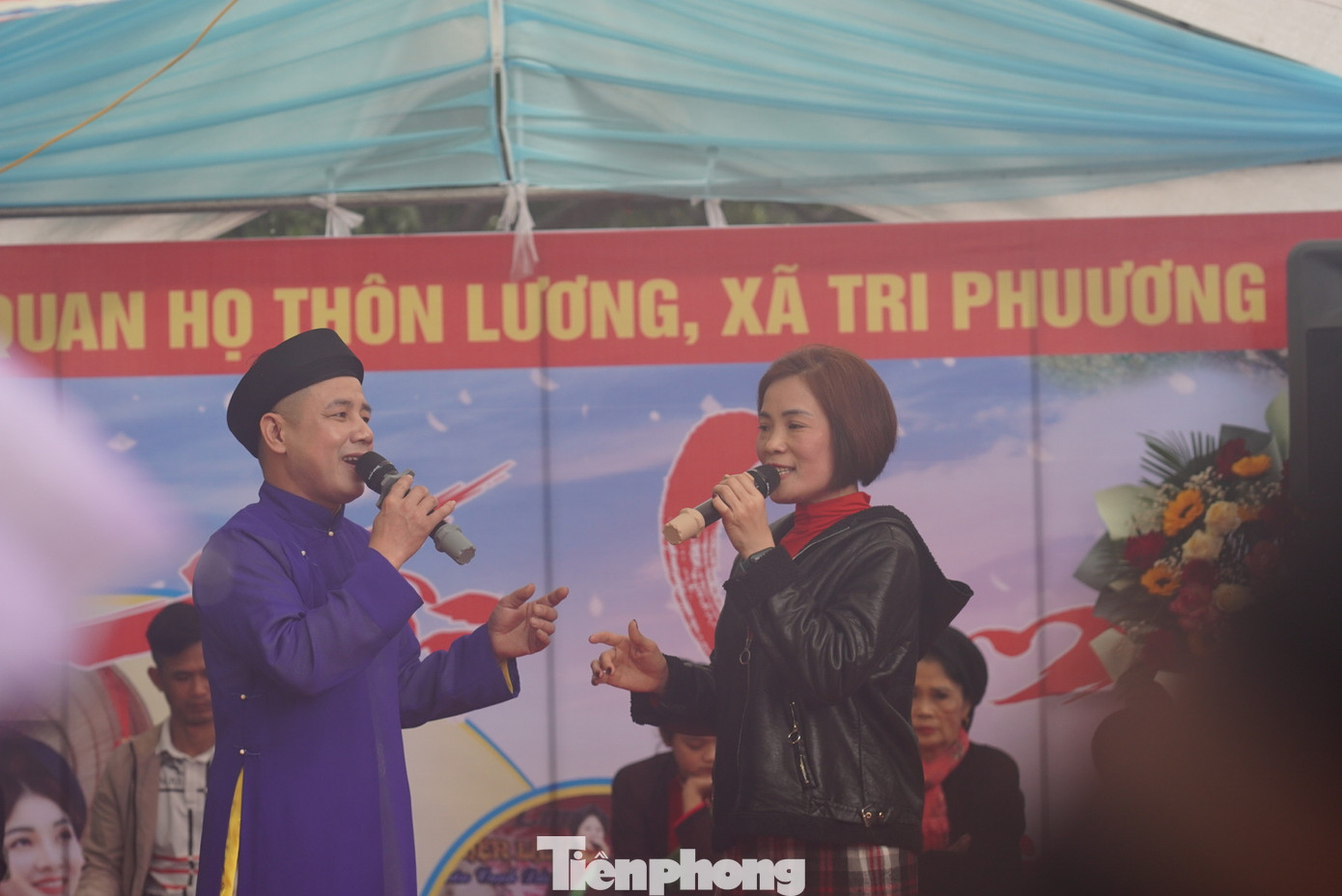 Các lán hát hấp dẫn người yêu văn nghệ lên thể hiện cùng nghệ nhân. Ảnh: TRỌNG QUÂN.