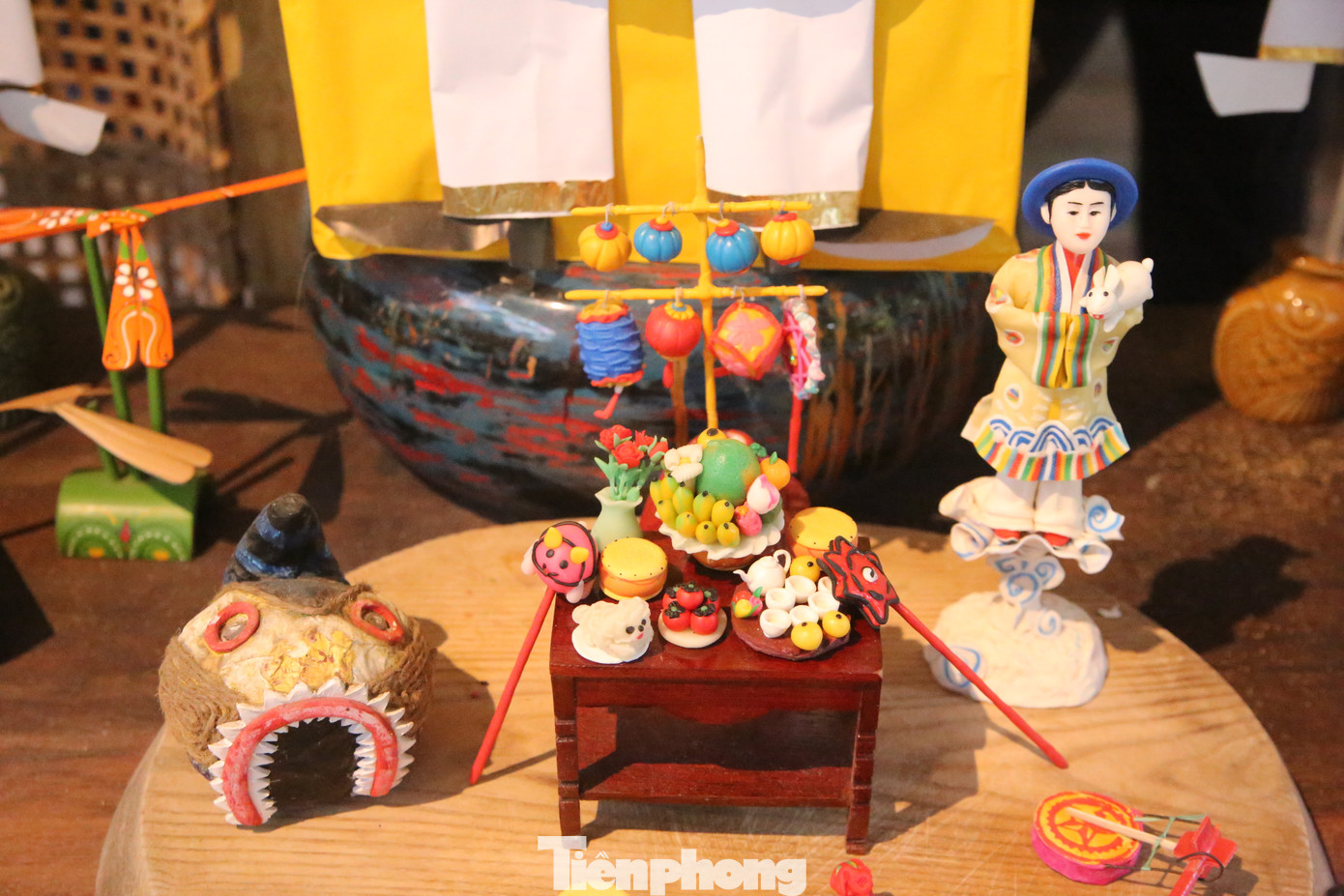 Đau đáu khôi phục, bảo tồn và phát huy giá trị của các sản phẩm thủ công truyền thống, anh Ngô Quý Đức sáng lập Phường Bách Nghệ - Trung tâm Nghiên cứu, Phát triển và Ứng dụng sản phẩm làng nghề Việt. Tại đây, anh Ngô Quý Đức cùng với một nhóm bạn trẻ theo học về mỹ thuật chuẩn bị nhiều chương trình, dự án nghiên cứu và phát triển sản phẩm thủ công của Việt Nam. Những ngày này, Phường Bách Nghệ trưng bày nhiều món đồ chơi Trung thu truyền thống như đèn ông sao, mặt nạ giấy bồi, tò he, đèn kéo quân,...