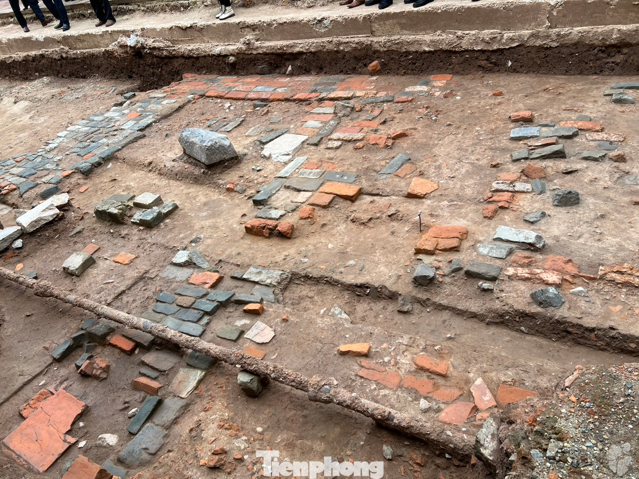Khu vực hố phía Tây Bắc của nền điện Kính Thiên có tổng diện tích sau khi điều chỉnh rộng 500 m2. Tại hội thảo đầu bờ, PGS.TS. Tống Trung Tín chỉ ra hiện trạng địa tầng bị phá hủy nghiêm trọng gồm lớp mặt và tầng văn hóa. Tuy nhiên sau khi kết thúc lớp mặt xuất lộ 19 dấu tích từ thời Trần tới thời Lê trung hưng.