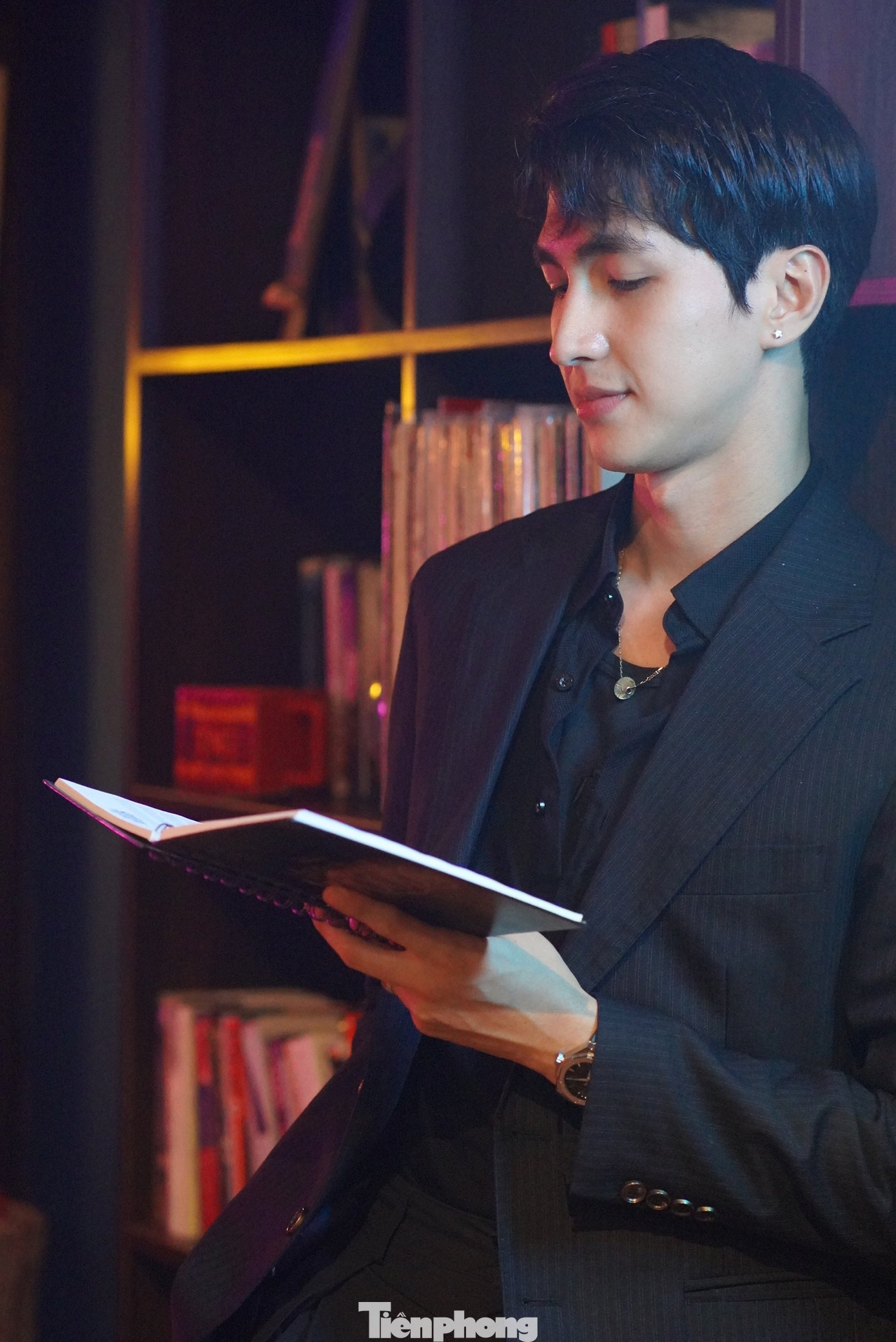 Từng đóng cặp với nhiều bạn diễn nữ trong không ít cảnh tình cảm, Bình An có quan điểm làm nghề rõ ràng, nhất quán. Anh chia sẻ lập trường với bà xã Phương Nga để cô yên tâm. "Tôi tin rằng mình không làm gì ảnh hưởng tới đạo đức làm nghề", Bình An nói. Anh không lo ngại khán giả gán ghép hay xảy ra chuyện lùm xùm bên lề. Ảnh: TRỌNG QUÂN.