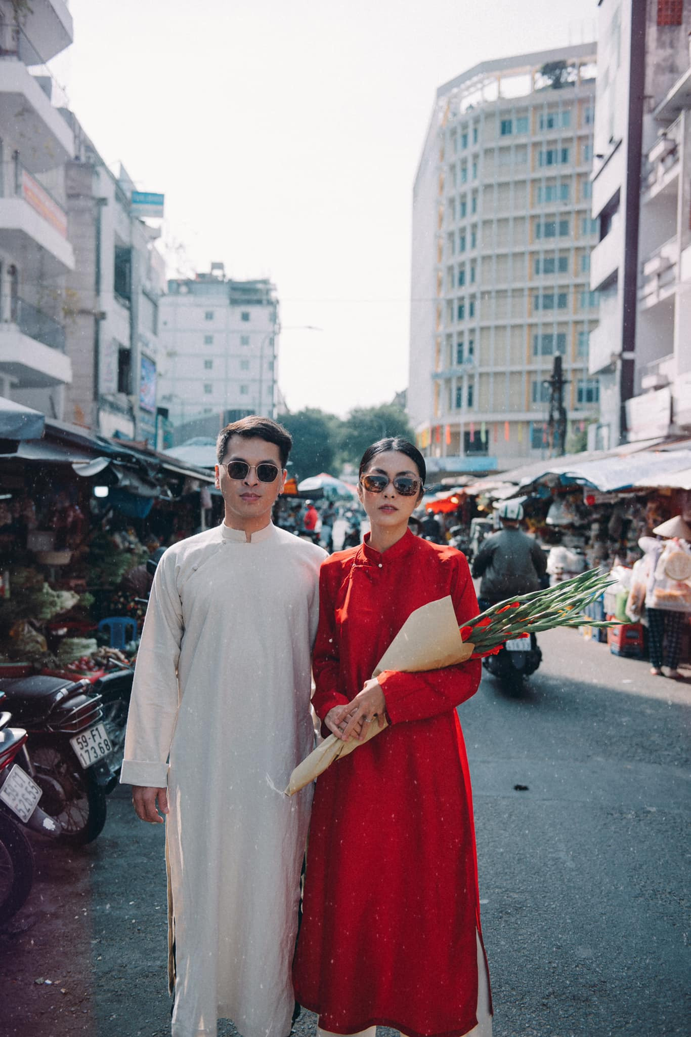 Nhiều họa sĩ, nhà thiết kế cải tiến áo dài để tôn vinh nét duyên dáng của phụ nữ. Nhiều họa sĩ, nhà thiết kế cải tiến áo dài để tôn vinh nét duyên dáng của phụ nữ.