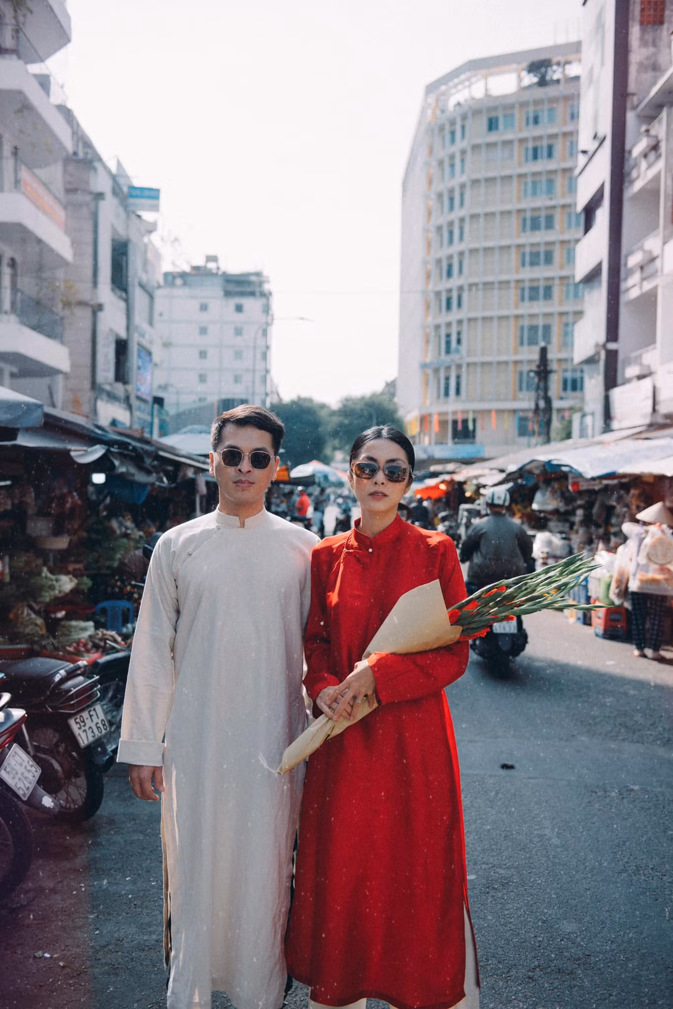 Nhiều họa sĩ, nhà thiết kế cải tiến áo dài để tôn vinh nét duyên dáng của phụ nữ.