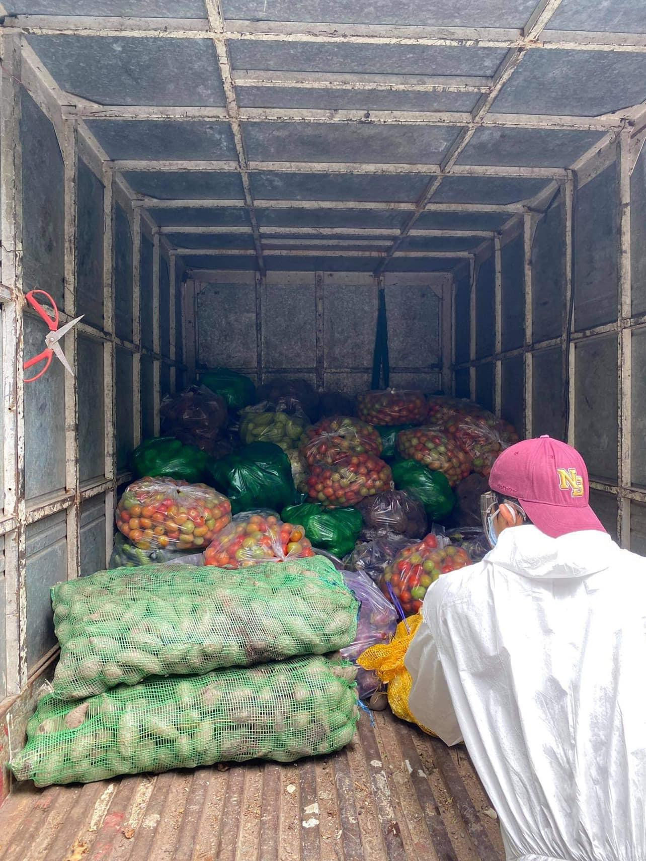 Chuyến xe từ thiện mang nhu yếu phẩm đến cho mái ấm tình thương. Chuyến xe từ thiện mang nhu yếu phẩm đến cho mái ấm tình thương.