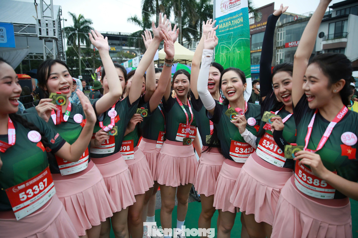 Thí sinh Bùi Thùy Nhiên và nhiều cô gái khác cho biết thường xuyên tập thể dục và đã chuẩn bị thể lực tốt trước giải chạy. "Đây là lần đầu tôi tham gia một giải chạy chuyên nghiệp. Tôi vui và có chút hồi hộp khi bước vào vạch xuất phát", Thùy Nhiên nói. Thí sinh Bùi Thùy Nhiên và nhiều cô gái khác cho biết thường xuyên tập thể dục và đã chuẩn bị thể lực tốt trước giải chạy. "Đây là lần đầu tôi tham gia một giải chạy chuyên nghiệp. Tôi vui và có chút hồi hộp khi bước vào vạch xuất phát", Thùy Nhiên nói.