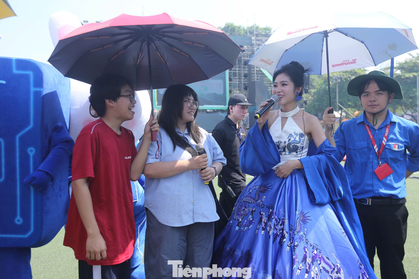 Hà Myo khuấy động bầu không khí. Sau phần trình diễn trên sân khấu, cô dành thời gian giao lưu, chụp ảnh cùng khán giả. Nữ ca sĩ rủ khán giả tại sân vận động Đại học Bách khoa Hà Nội cùng hát xẩm.