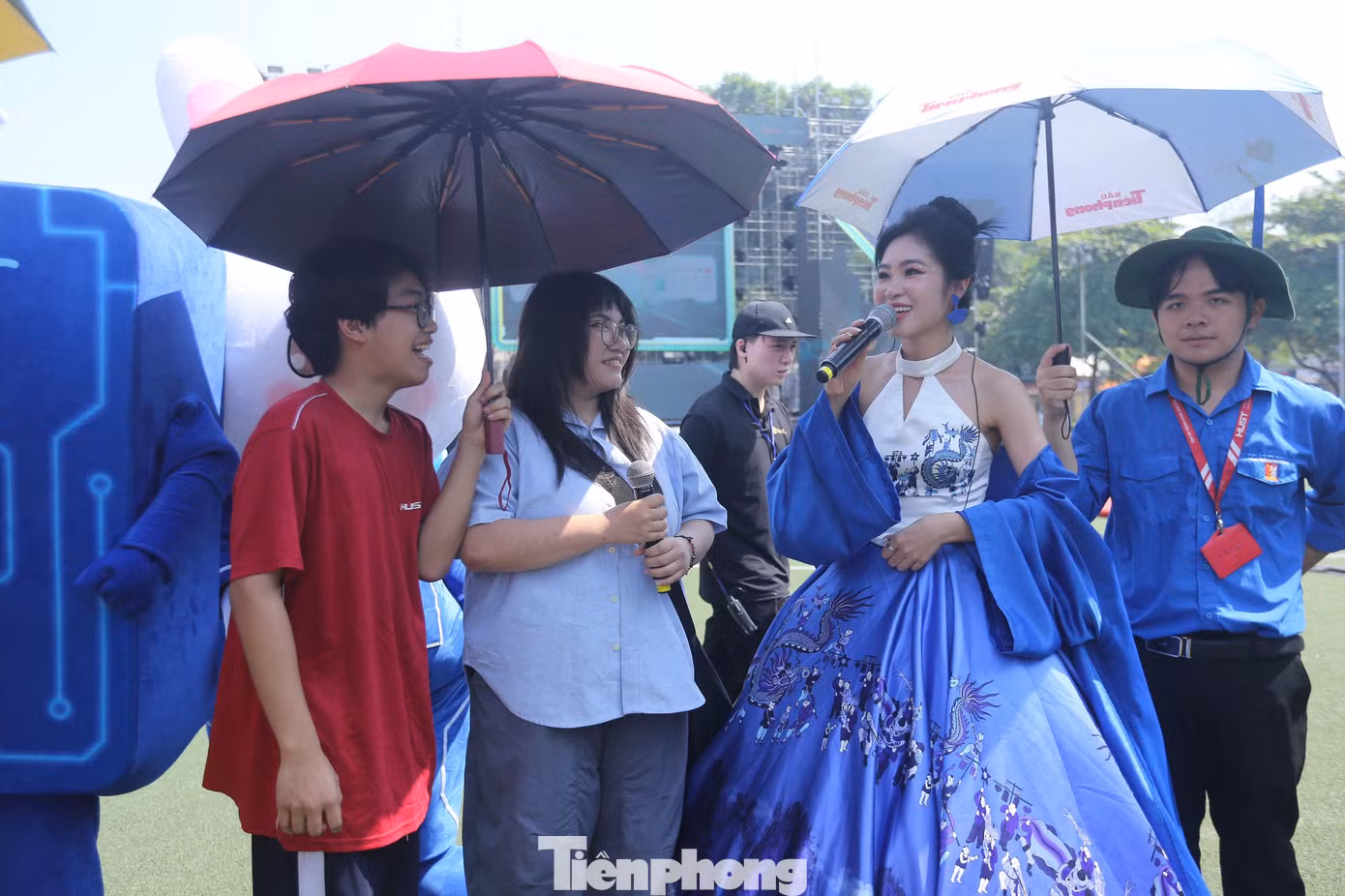 Hà Myo khuấy động bầu không khí. Sau phần trình diễn trên sân khấu, cô dành thời gian giao lưu, chụp ảnh cùng khán giả. Nữ ca sĩ rủ khán giả tại sân vận động Đại học Bách khoa Hà Nội cùng hát xẩm.