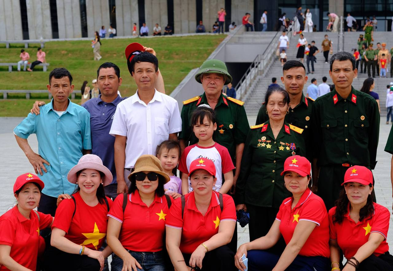 Người dân mặc áo cờ đỏ sao vàng check-in tại bảo tàng.