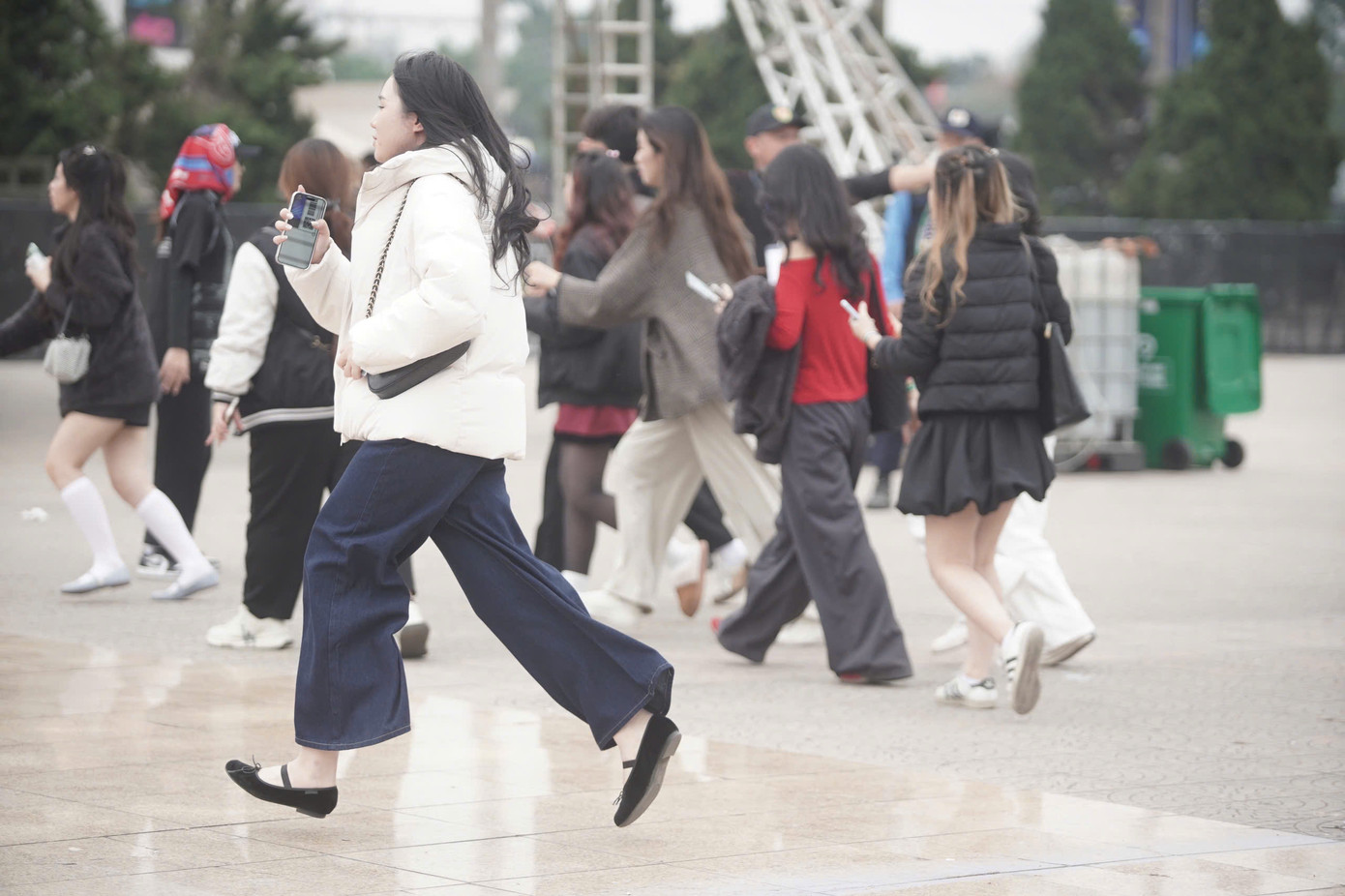 Khán giả nữ chạy vào khu vực đứng khi vừa làm xong thủ tục check-in.