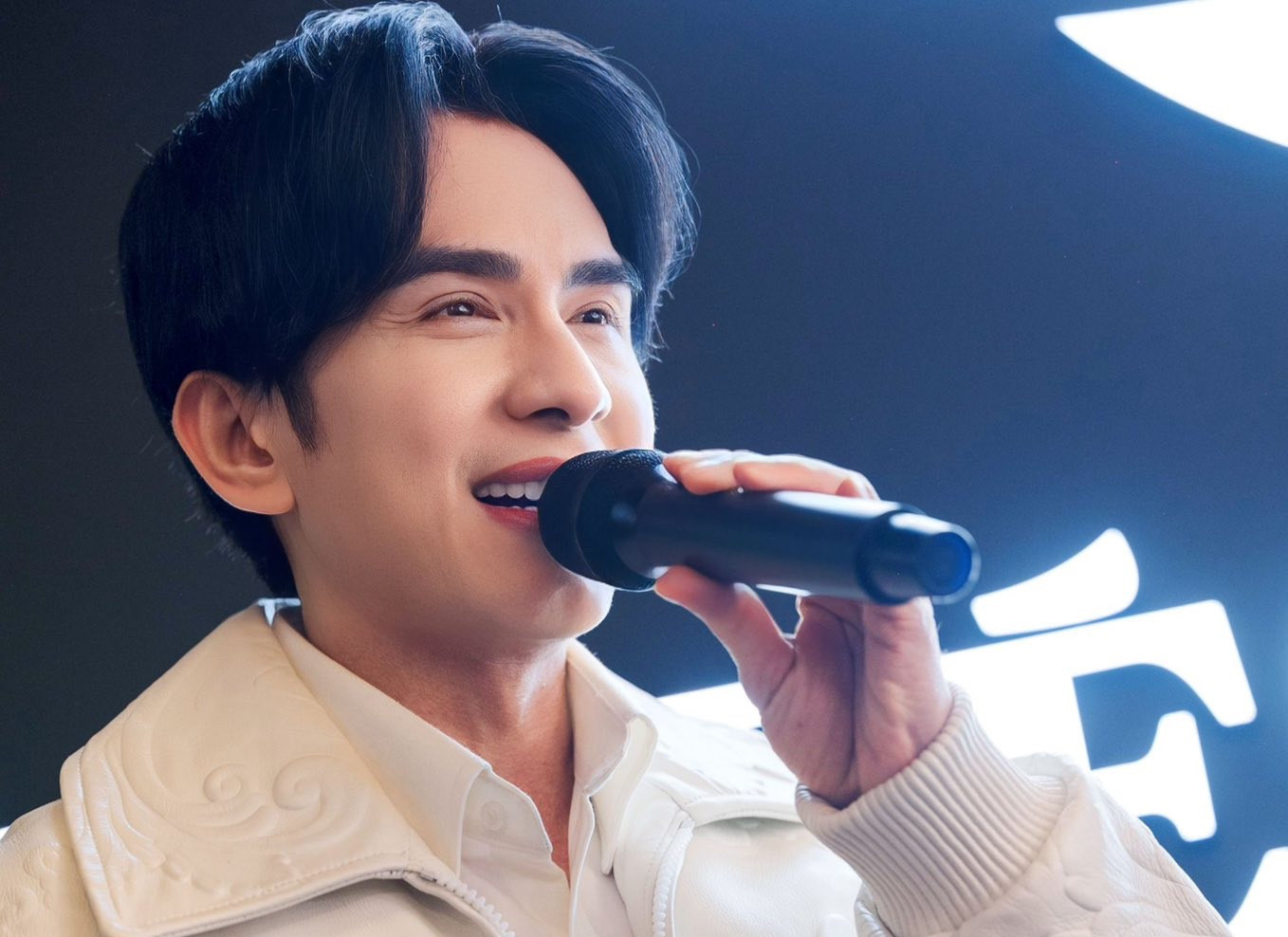 Ca sĩ Đan Trường bị dùng hình ảnh để quảng cáo vay tiền nặng lãi.