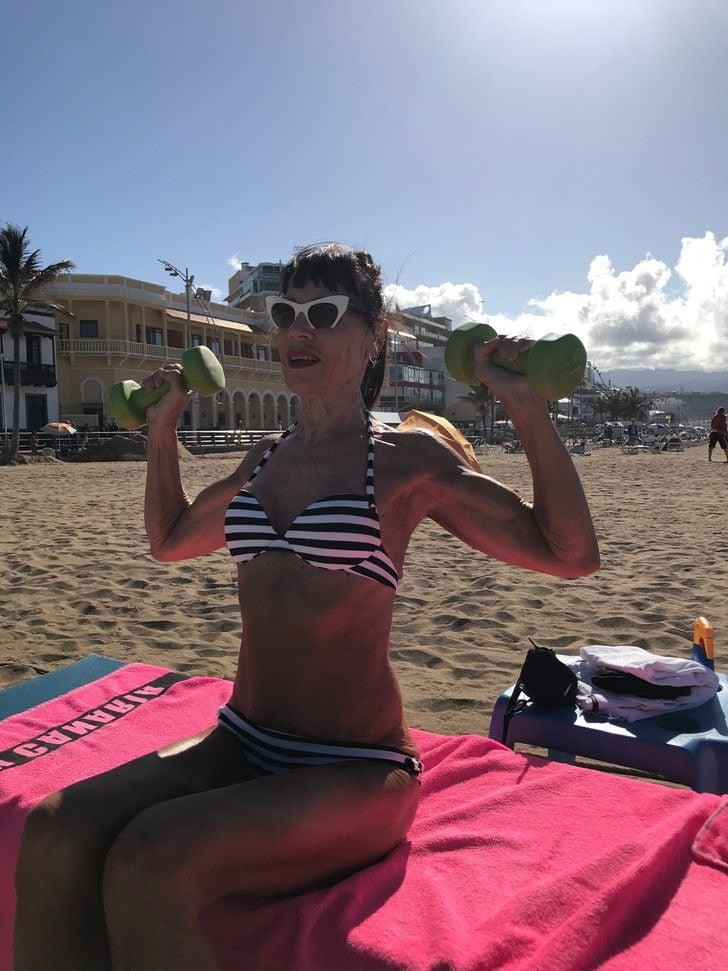 Bà chăm chỉ tập thể dục ở bất cứ đâu