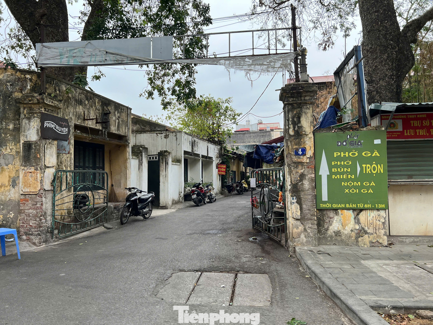 Cảnh đổ nát ở Hãng phim truyện Việt Nam hiện tại.