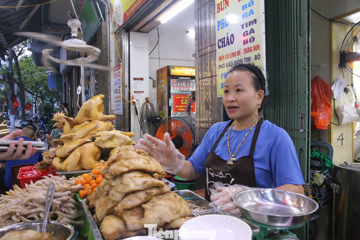 Nam Định không chỉ nổi tiếng với phở bò. Phở xíu chấm ở thành Nam cũng tấp nập khách đến ăn mỗi tối. Chị Đỗ Thị Bé - chủ Quán Bé (phố Nguyễn Hiền, TP. Nam Định) - cho biết dù chỉ mở hàng từ cuối giờ chiều, mỗi ngày quán vẫn bán hết tới hơn 50 kg thịt. Từ 19h00-20h là khoảng thời gian đông khách nhất, quán hiếm khi còn chỗ trống vào khung giờ này.