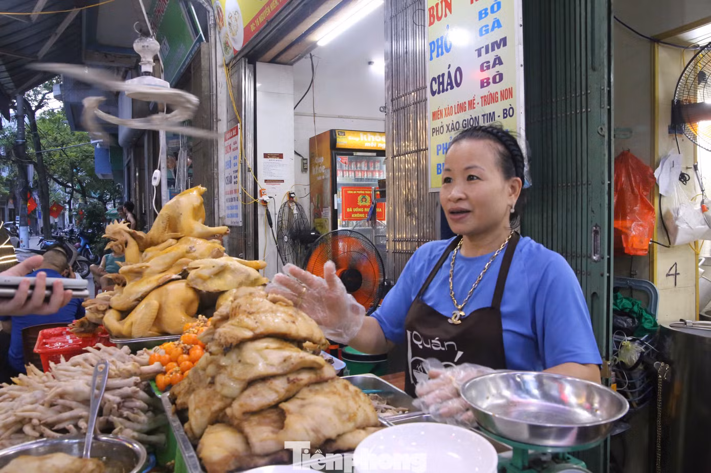 Món phở xíu chấm Nam Định bắt đầu được thực khách quan tâm, mong muốn thưởng thức. Trước đây người dân Nam Định vẫn quen ăn thịt xá xíu cùng phở, nhưng là phở nước. Dần dà, món ăn được biến tấu thành phở chấm. Món ăn này dần trở thành quà chiều không thể thiếu của người dân Nam Định.