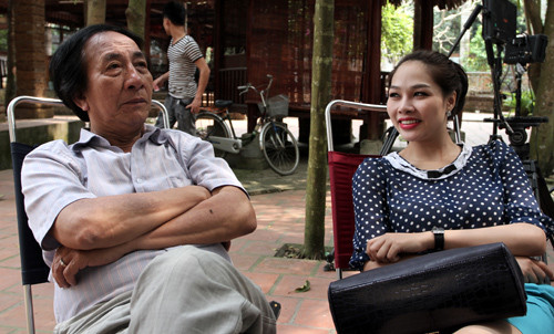 Đạo diễn Nguyễn Hữu Phần ở bối cảnh quay Ma làng phần 2. Đạo diễn Nguyễn Hữu Phần ở bối cảnh quay Ma làng phần 2.