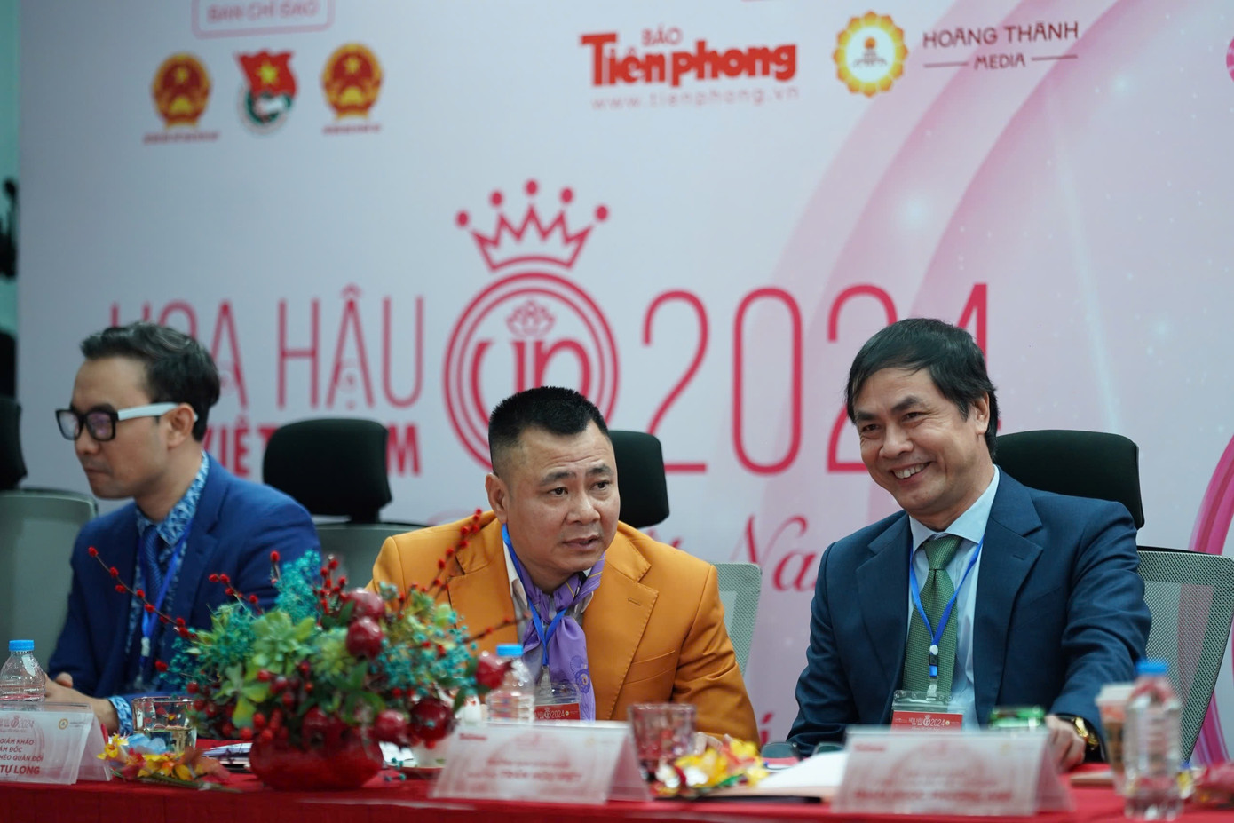 Các giám khảo trao đổi.