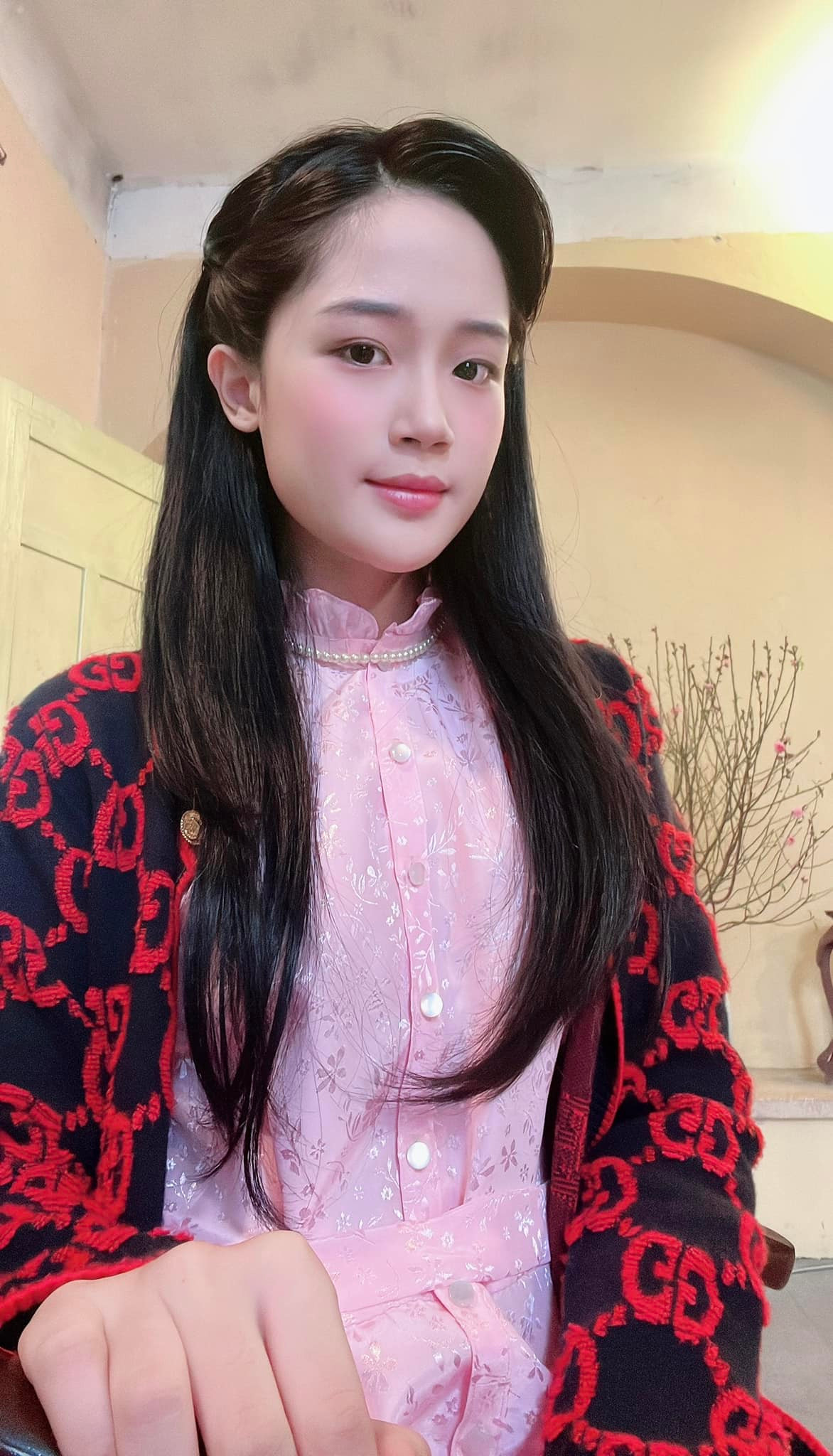 Diễn viên trẻ tiết lộ ban đầu, đàn anh Doãn Quốc Đam tỏ ra lạnh lùng, &quot;khó gần&quot;. Hai anh em ít trò chuyện ở phim trường. Khi quay một số cảnh tình cảm ở cuối phim, cô và đàn anh tâm sự nhiều hơn để kết hợp ăn ý.