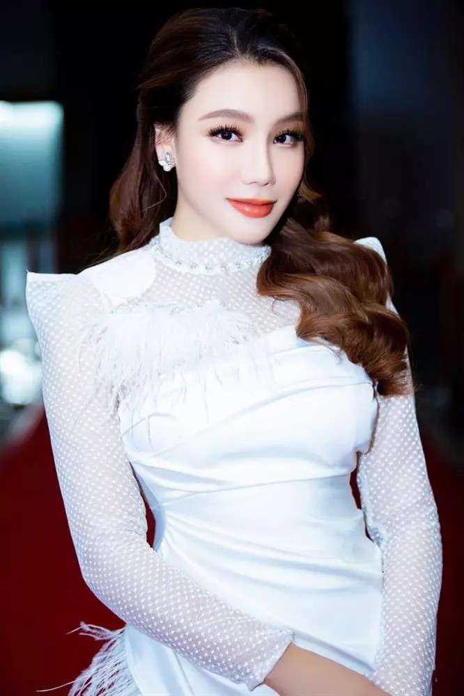 Ca sĩ Hồ Quỳnh Hương hát về ơn nghĩa sinh thành. Ca sĩ Hồ Quỳnh Hương hát về ơn nghĩa sinh thành.