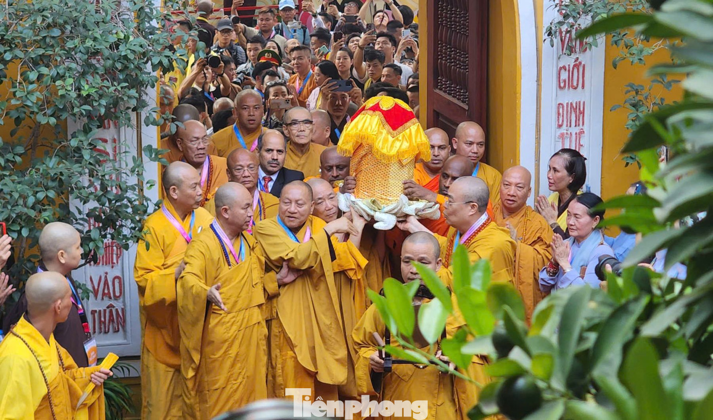 Nơi tôn trí xá lợi được hoàn tất chu đáo, trang nghiêm. Trưởng lão Hòa thượng Thích Thanh Nhiễu - ủy viên Thường trực Hội đồng chứng minh - nhấn mạnh việc cung rước xá lợi Phật quanh hồ Hoàn Kiếm là một nghi lễ trang trọng, linh thiêng bậc nhất từ trước đến nay của Giáo hội Phật giáo Việt Nam.