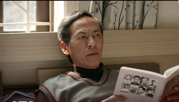 Ông Toại xấu hổ vì khách đến chơi đúng lúc mình vừa bị ngã, đi lại khó khăn. Ảnh: CMH. Ông Toại xấu hổ vì khách đến chơi đúng lúc mình vừa bị ngã, đi lại khó khăn. Ảnh: CMH.