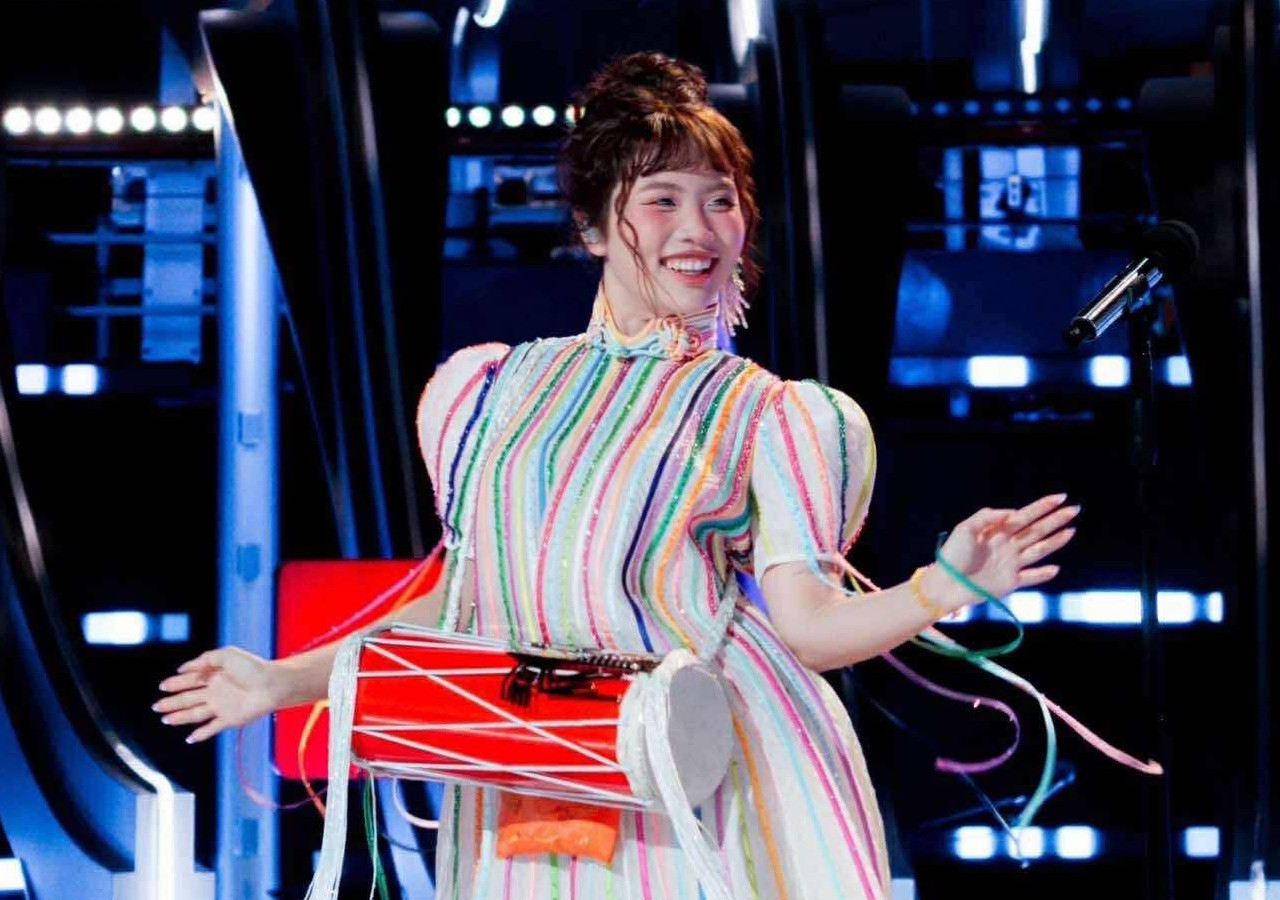 Phương Mỹ Chi múa trống cơm.