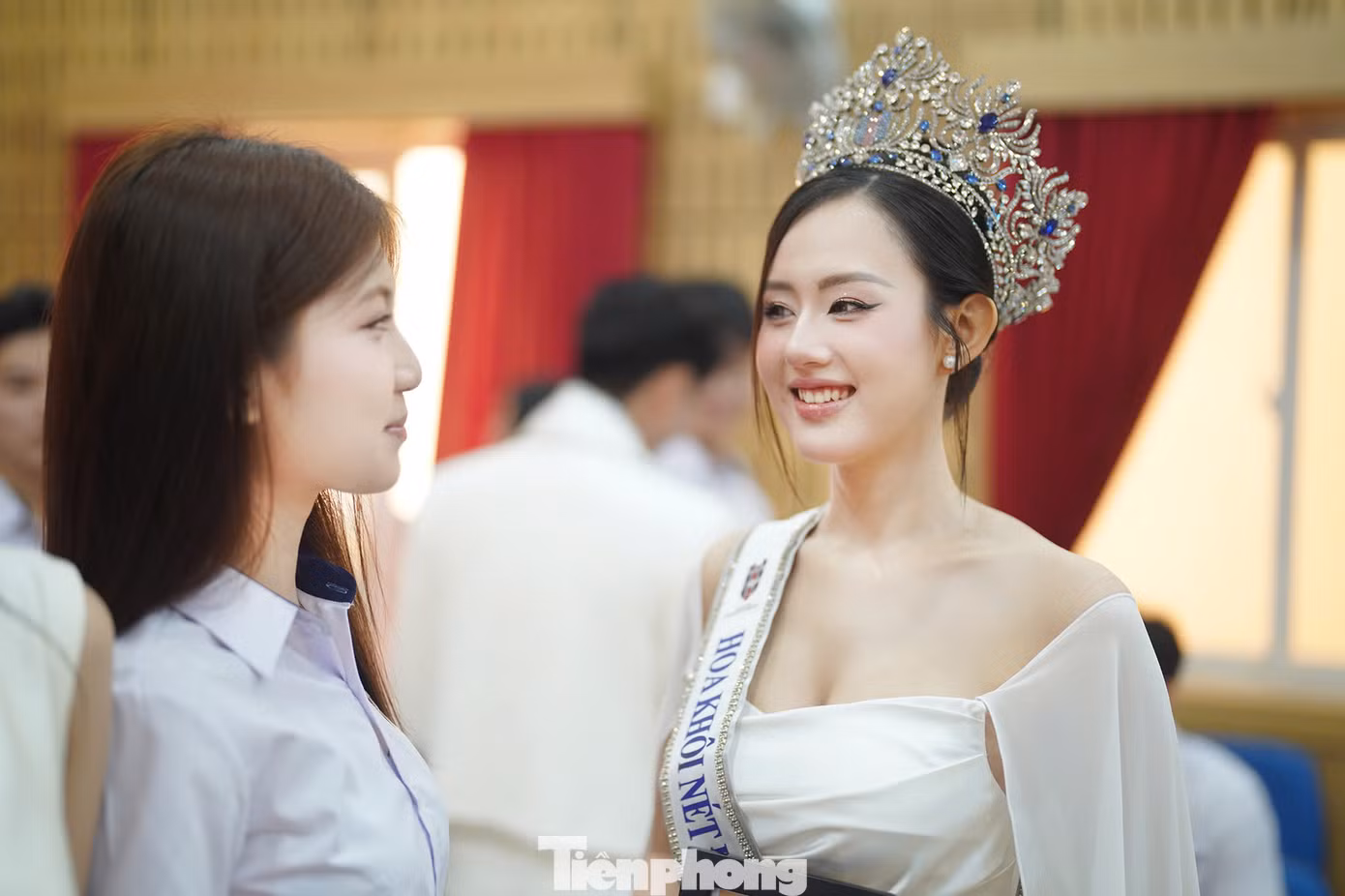 Hoa khôi nét đẹp sinh viên ngân hàng 2024 Võ Anh Thư trò chuyện cùng các sinh viên tại buổi tuyển sinh. Võ Anh Thư cho biết cô vui mừng, hãnh diện khi tham dự buổi tuyển sinh của Hoa hậu Việt Nam 2024.