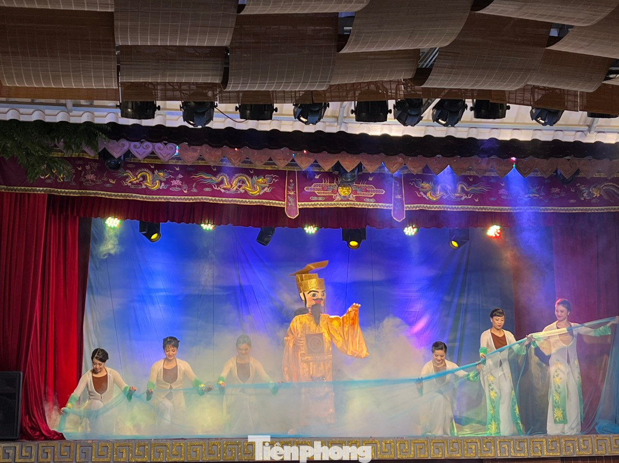 NSND Trịnh Thúy Mùi - Chủ tịch Hội Nghệ sĩ Sân khấu Việt Nam - khẳng định việc biểu diễn nghệ thuật trong Khu Di sản Hoàng thành Thăng Long cần sự sáng tạo và đổi mới. &quot;Với cách kể chuyện bằng hình thức múa rối, du khách quốc tế vừa được thưởng thức nghệ thuật rối nước độc đáo của Việt Nam, vừa hiểu hơn về lịch sử, văn hóa, con người Việt Nam&quot;, bà chia sẻ.