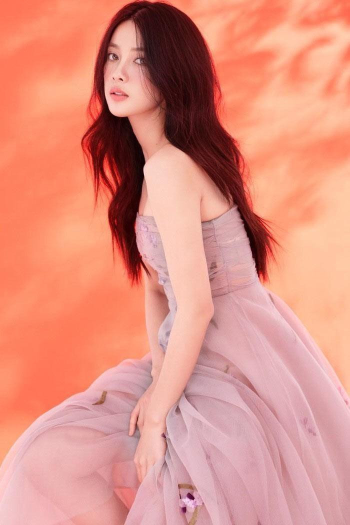 Người đẹp xứ Tuyên sở hữu gương mặt thanh thoát và vẻ ngoài mong manh, quyến rũ. Tuy nhiên, cô cũng thể hiện được cá tính khá mạnh tại các đấu trường về nhan sắc