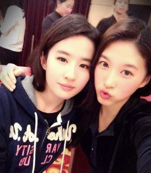 Sau này, Lưu Diệc Phi và Đỗ Vũ Thần trở thành bạn bè thân thiết. Người đẹp cũng tham gia bộ phim Tình yêu thứ ba cùng Lưu Diệc Phi và Song Seung Hun Sau này, Lưu Diệc Phi và Đỗ Vũ Thần trở thành bạn bè thân thiết. Người đẹp cũng tham gia bộ phim Tình yêu thứ ba cùng Lưu Diệc Phi và Song Seung Hun