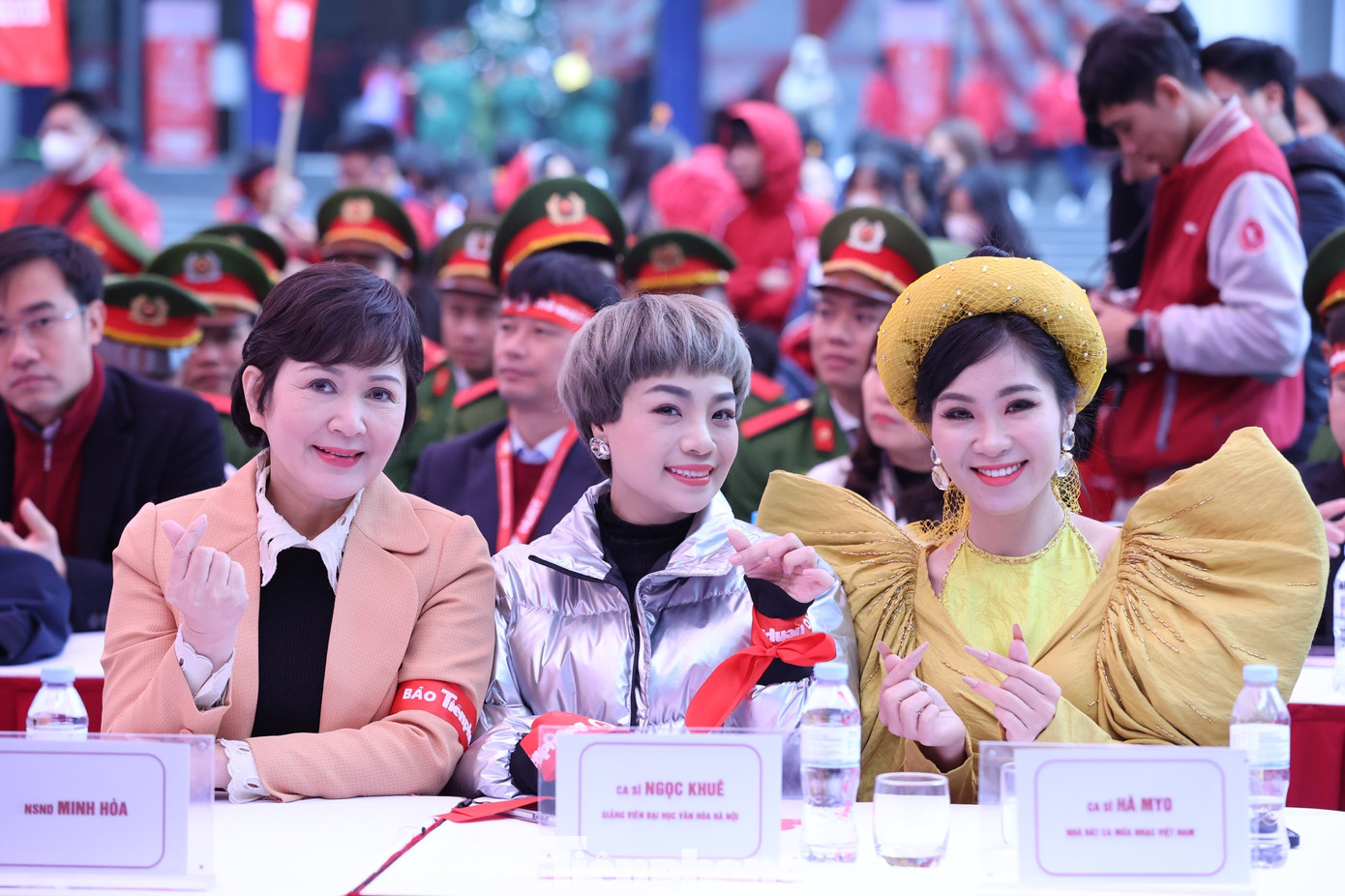 NSND Minh Hòa, ca sĩ Ngọc Khuê, ca sĩ Hà Myo đồng hành với Chủ Nhật Đỏ lần thứ 16. Ca sĩ Đông Hùng, diễn viên Thanh Hương cũng tham gia và dành sự yêu mến đặc biệt cho chương trình.