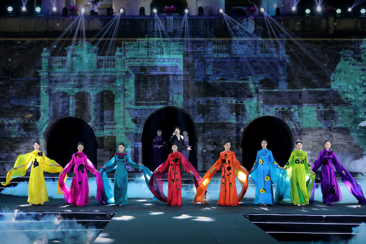 Lễ hội Áo dài du lịch Hà Nội 2024 được đầu tư công phu, có quy mô lớn, thu hút sự tham gia của 6 nghệ nhân, 85 nhà thiết kế từ mọi miền Tổ quốc.