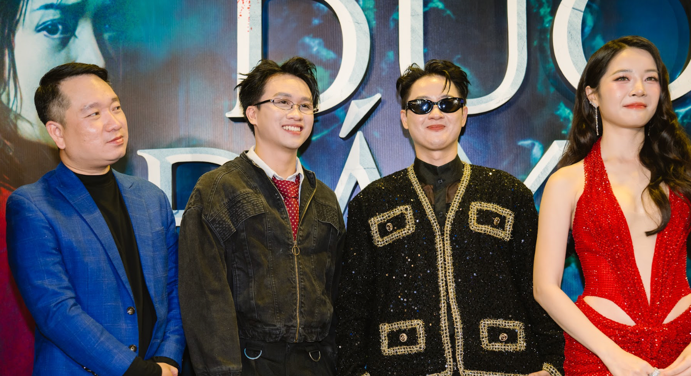 Dưới đáy hồ được xem là phim kinh dị Việt đầu tiên khai thác trực diện đề tài song trùng. Dưới đáy hồ được xem là phim kinh dị Việt đầu tiên khai thác trực diện đề tài song trùng.