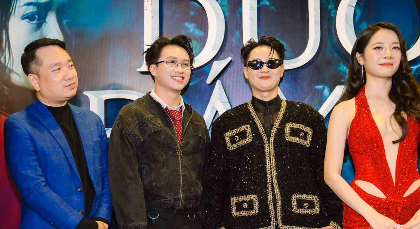 Dưới đáy hồ được xem là phim kinh dị Việt đầu tiên khai thác trực diện đề tài song trùng. Dưới đáy hồ được xem là phim kinh dị Việt đầu tiên khai thác trực diện đề tài song trùng.