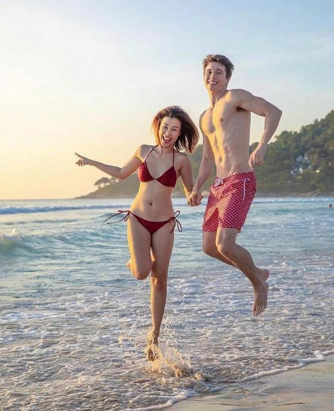 Hoàng Oanh diện bikini gợi cảm, trong khi người bạn đời cũng không ngần ngại khoe body cuốn hút