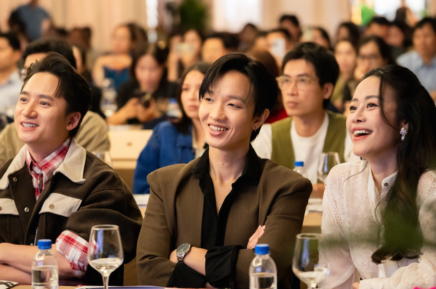 Ban tổ chức và các nghệ sĩ góp mặt trong đêm nhạc ở Ninh Bình.