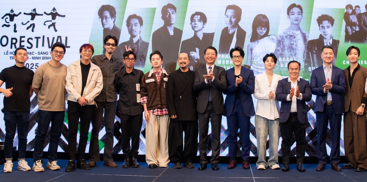 Ban tổ chức và các nghệ sĩ góp mặt trong đêm nhạc ở Ninh Bình.