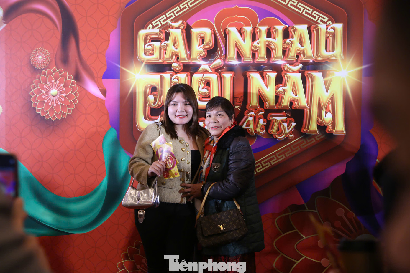 Táo Quân 2025 ghi hình buổi thứ hai vào tối 16/1 tại Cung Văn hóa Lao động Hữu nghị Việt Xô. Khán giả có mặt từ khoảng 19h và xếp hàng vào sân lúc 19h30. Nhiều khán giả có mặt tại địa điểm ghi hình là người thân, bạn bè của các nghệ sĩ đóng Táo Quân.