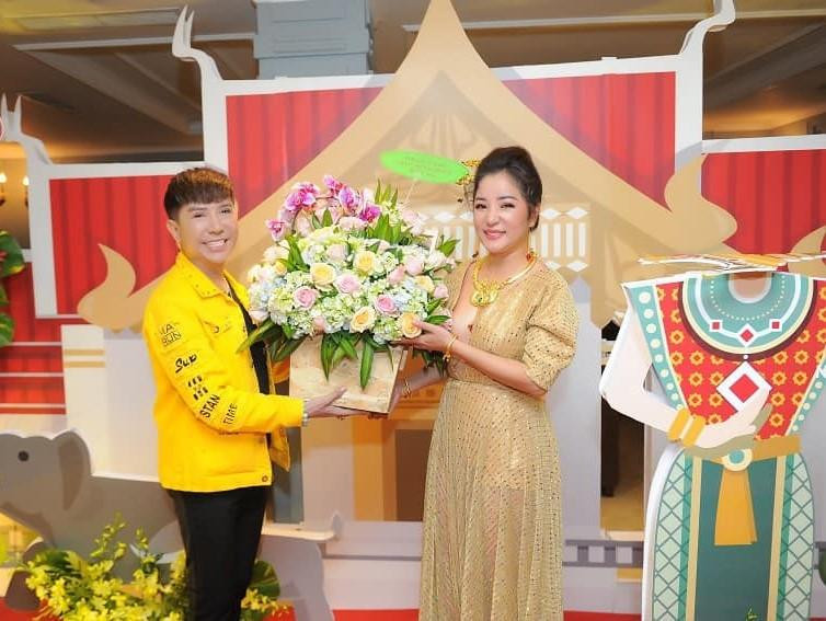 Giọng ca sinh năm 1967 đăng tải hình ảnh thân thiết với đàn em Thúy Nga.