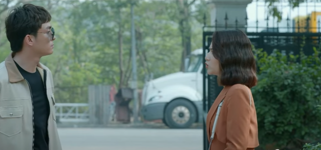 Gia An và Phương tranh cãi trước cửa công ty. Ảnh: CMH.