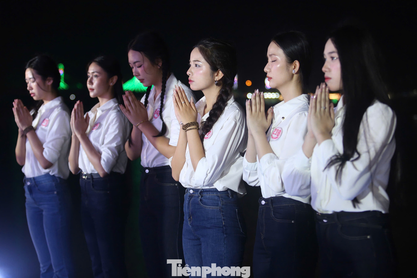 Các thí sinh Hoa hậu Việt Nam 2024 kính cẩn nghiêng mình, dành một phút mặc niệm trước anh linh các anh hùng liệt sĩ đã dâng hiến cả tuổi thanh xuân đẹp nhất cho độc lập dân tộc, thống nhất non sông.