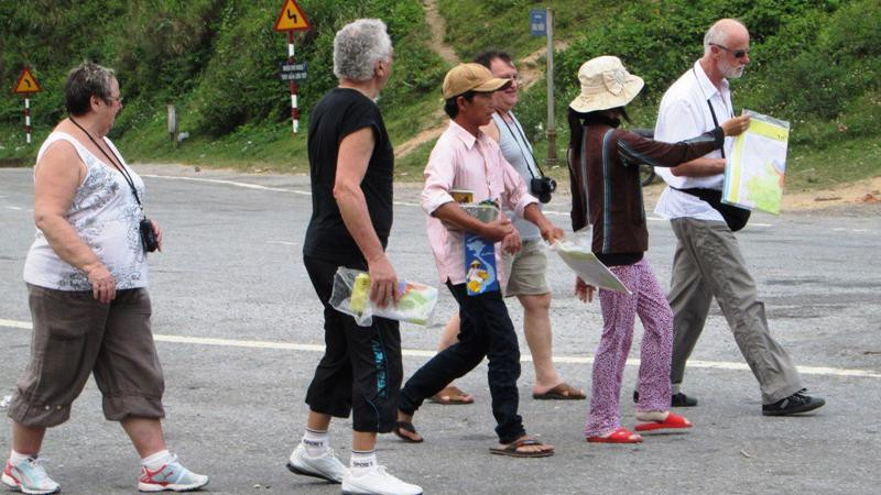 Nhiều đơn vị kinh doanh tranh giành khách du lịch, nài ép khách mua hàng hóa. Nhiều đơn vị kinh doanh tranh giành khách du lịch, nài ép khách mua hàng hóa.