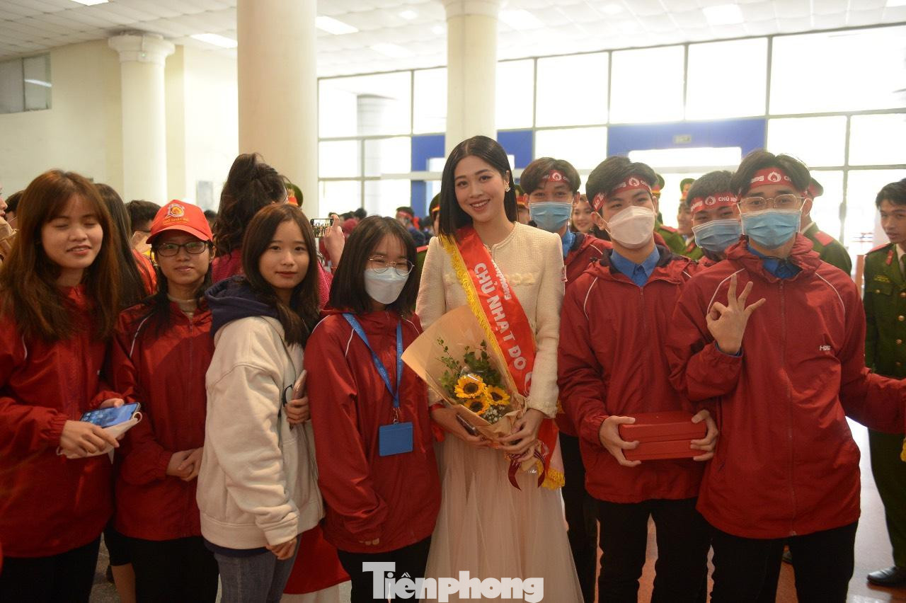 Top 10 Hoa hậu Việt Nam 2020 Đặng Vân Ly giao lưu, chụp hình cùng sinh viên Đại học Bách khoa Hà Nội. Cô có ba năm liên tiếp đồng hành với sự kiện. Đặng Vân Ly luôn sẵn sàng hiến máu khi điều kiện sức khỏe cho phép. Ảnh: Dương Triều.