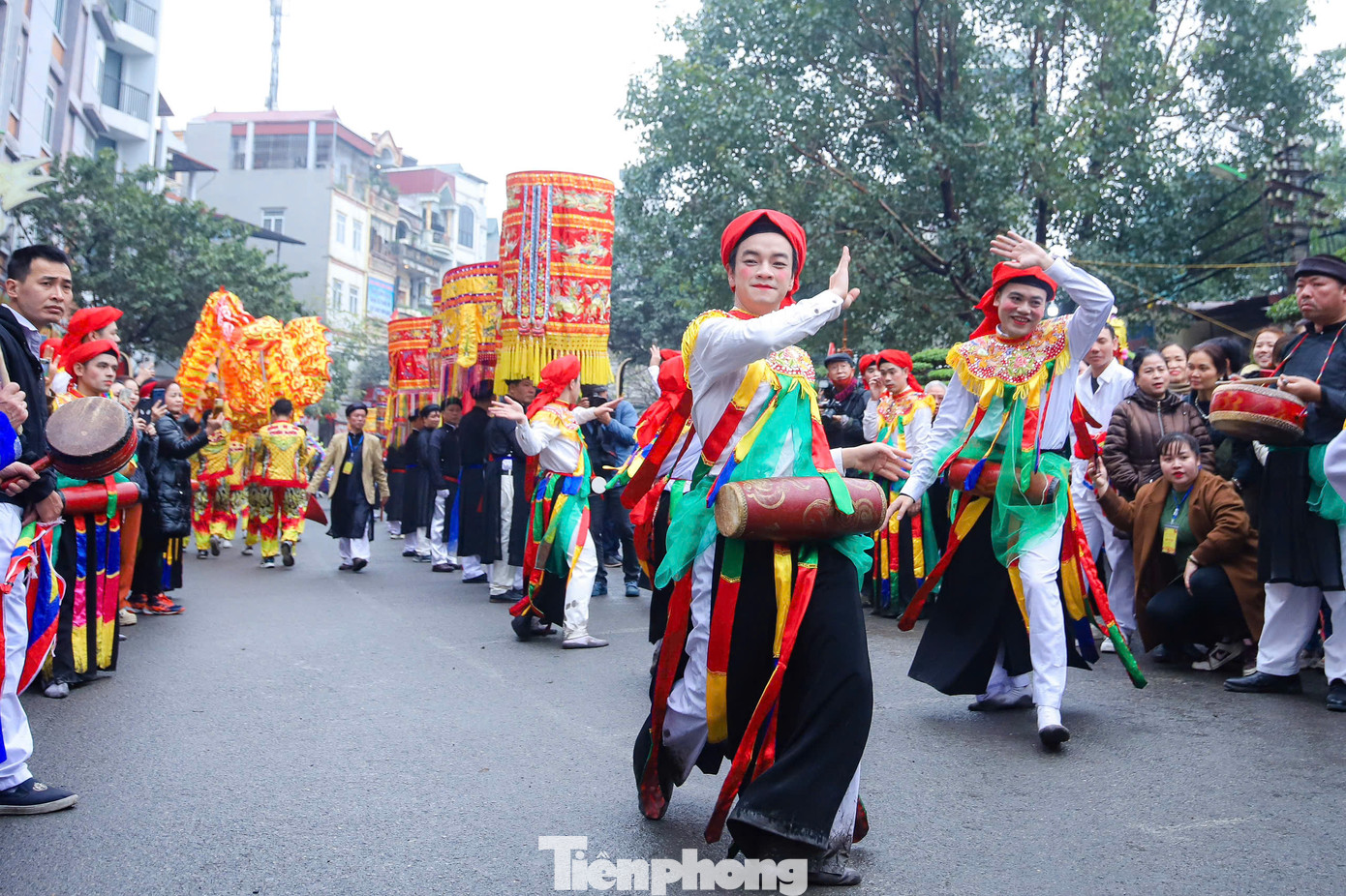 Điệu múa đánh bồng có nét phóng khoáng, dứt khoát mạnh mẽ nhưng cũng linh hoạt. Biểu diễn múa bồng cần có dàn trống đánh hai bên, người múa ở giữa.