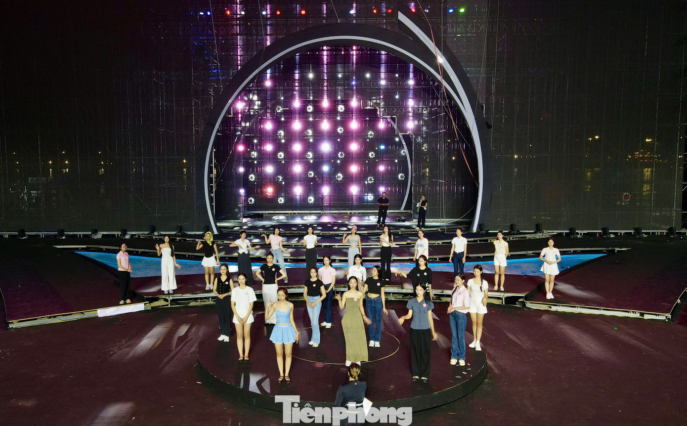 Tối 25/6, các thí sinh Hoa hậu Việt Nam tập luyện trên sân khấu mặt nước. Thí sinh Đinh Hoàng Linh Đan nói cô "sởn da gà" khi đứng trên sân khấu hoành tráng.