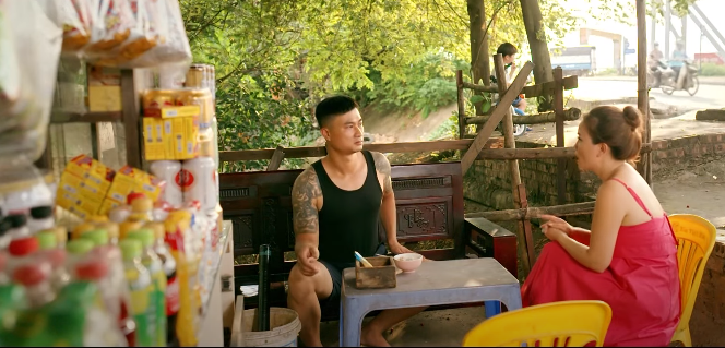 Chị Lệ nhắc Hiếu để ý đến Hoài. Ảnh: CMH.