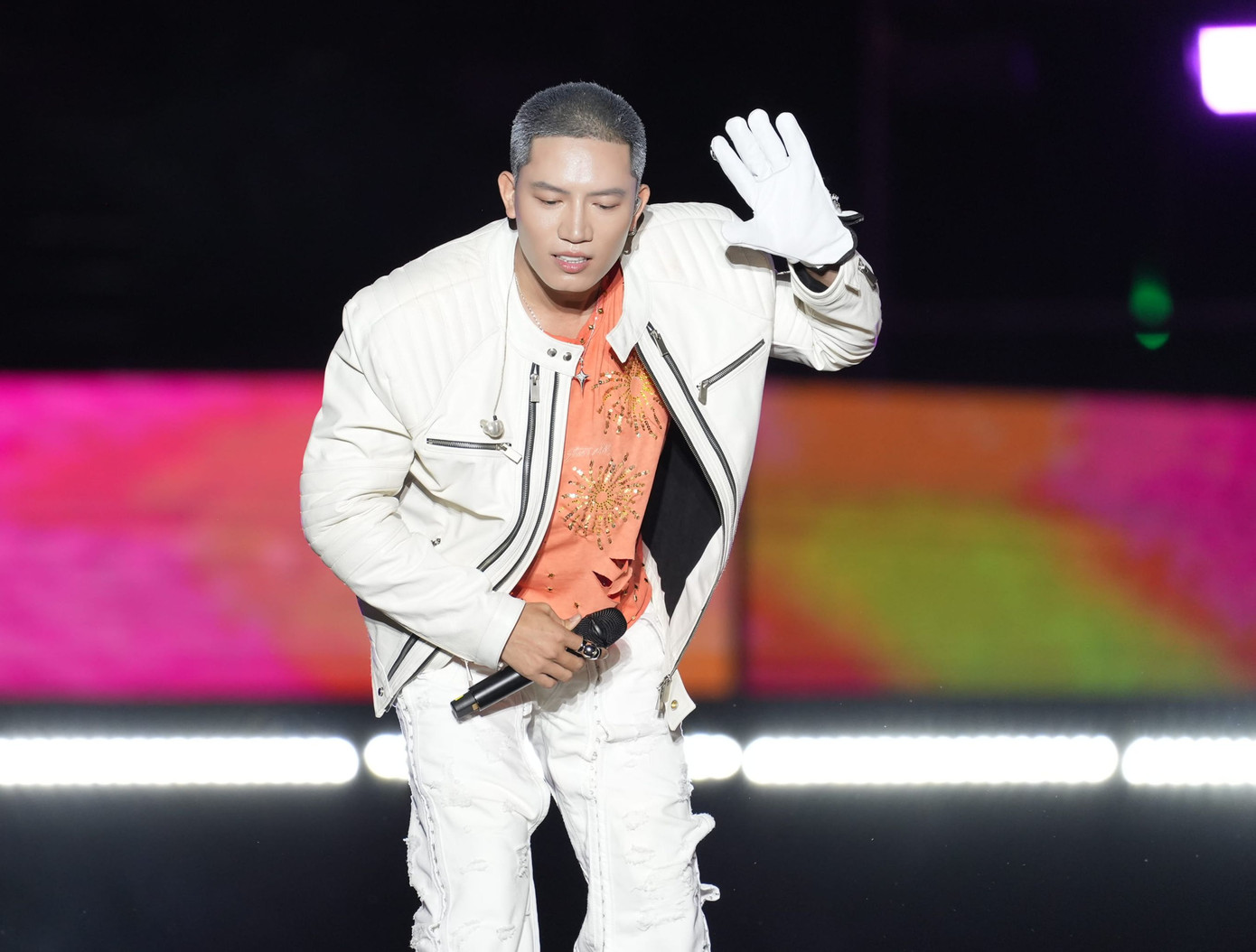 Phần thứ hai là màn trình diễn của dàn nghệ sĩ show Anh trai vượt ngàn chông gai, Anh trai say hi và Em xinh say hi. Ca sĩ Anh Tú trình diễn mashup Đôi mắt, Chiếc khăn gió ấm.