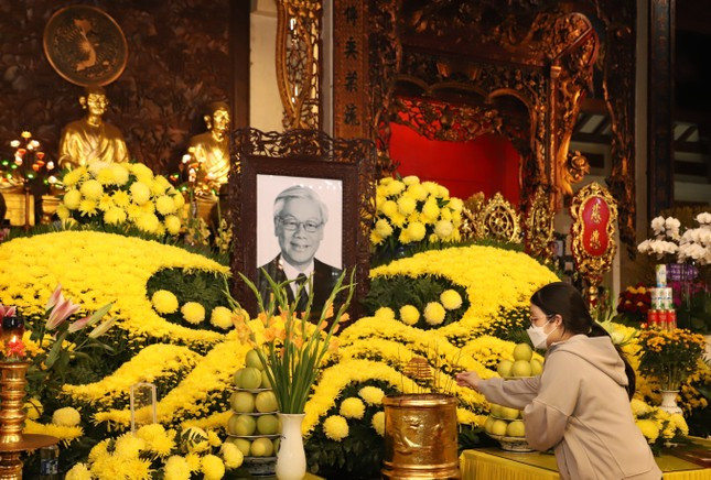 Người dân thắp hương tưởng nhớ Tổng Bí thư Nguyễn Phú Trọng tại chùa Vĩnh Nghiêm (TP.HCM). Ảnh: Ngô Tùng.