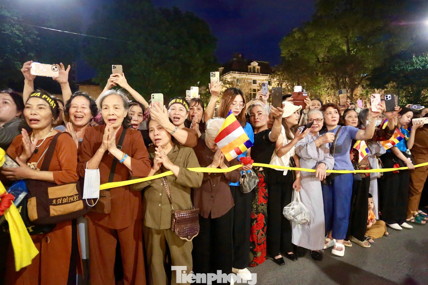 Trên các tuyến đường đoàn rước đi qua, người dân tấp nập đổ về từ chiều tối. Theo quy định ngoại giao, mỗi lần xuất ngoại của xá lợi tương đương một chuyến công du cấp nguyên thủ quốc gia.