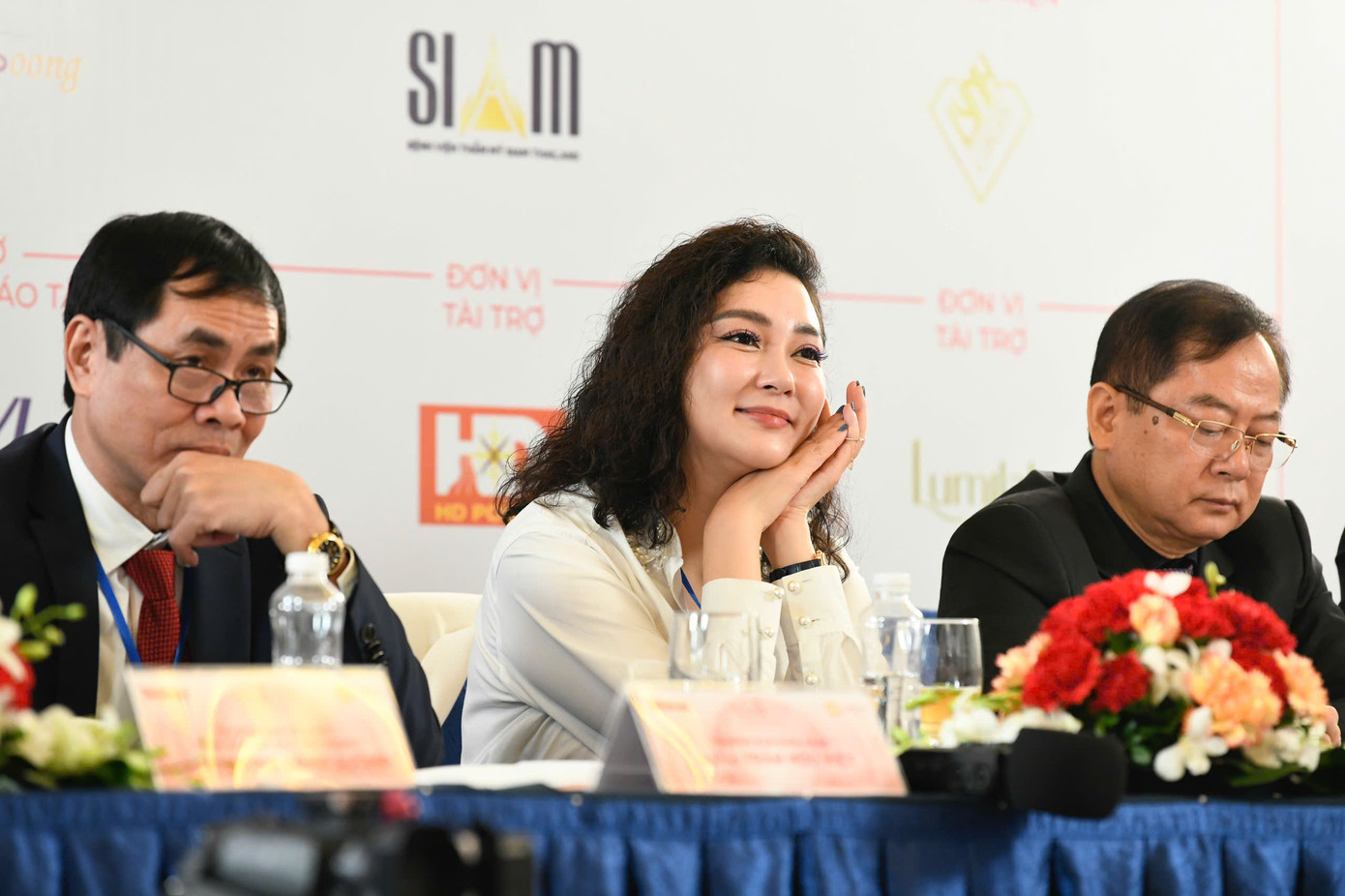 Hoa hậu Việt Nam năm 2004 Nguyễn Thị Huyền chăm chú quan sát các thí sinh trong phòng phỏng vấn.